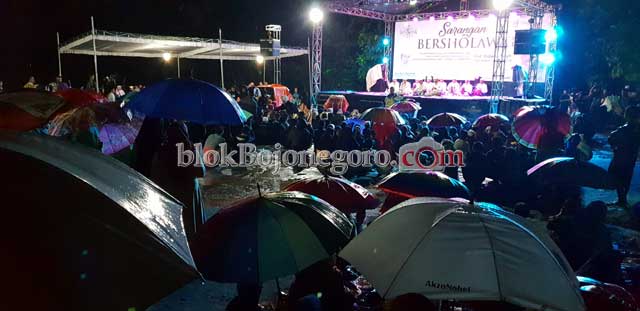 Sarangan Bersholawat di Tengah Guyuran Hujan
