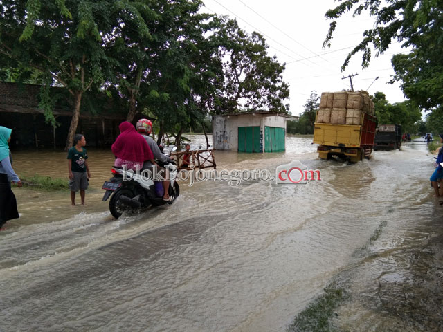 Hindari Percikan Air, Pengguna Jalan Pilih Gantian Lewat
