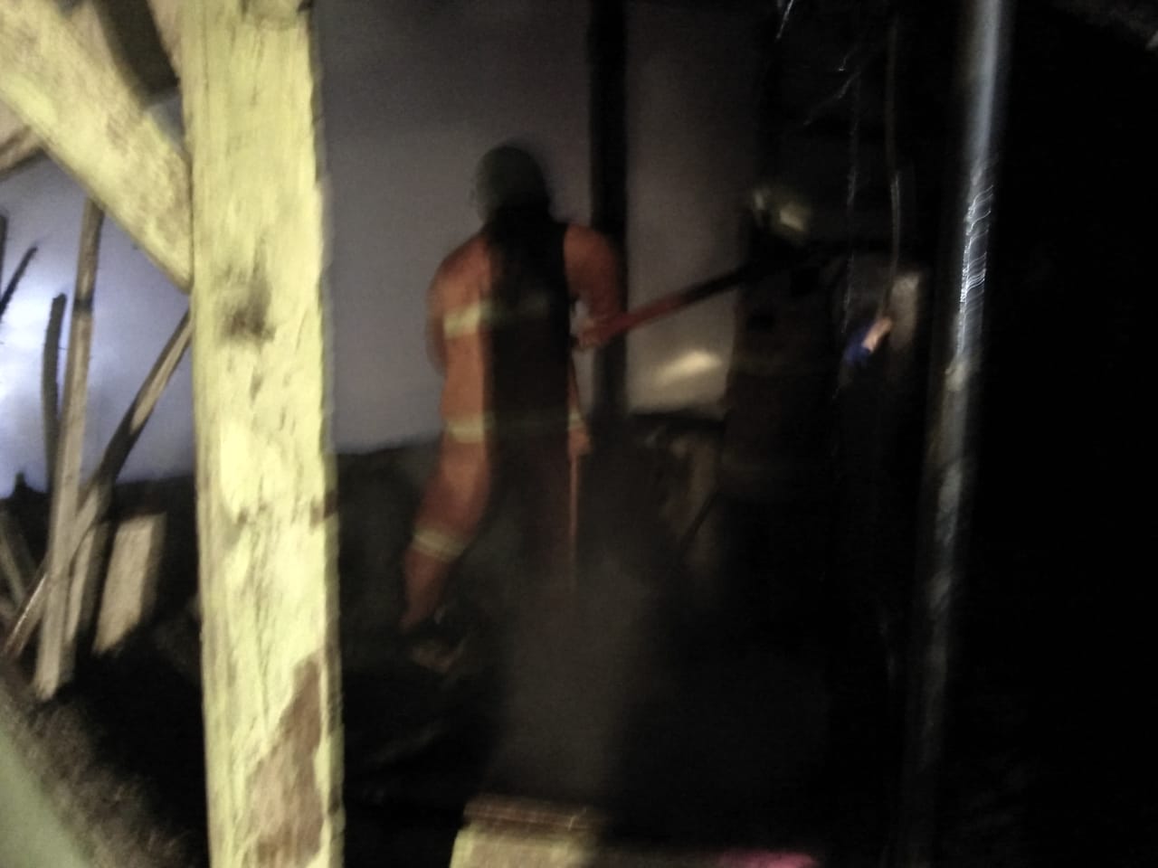 Diduga Gara-gara Lilin, Rumah Warga Ngasem Hangus