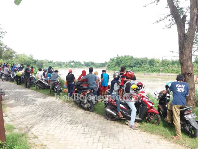 Di Tepi Jalan ini, Alternatif Warga Melihat Perahu Hias