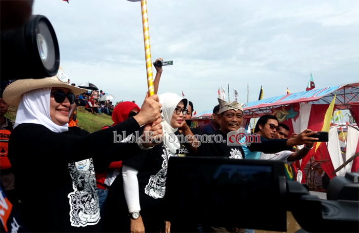 Puluhan Perahu Hias Diberangkatkan Bupati