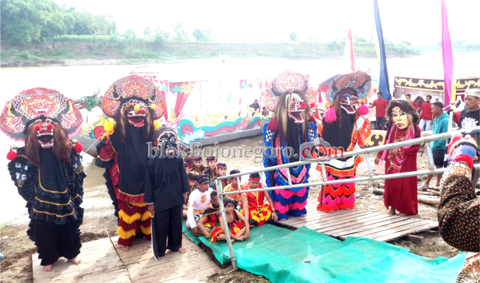 Ritual Larung Saji Awali Rangkaian Festival Perahu Hias