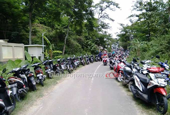 Kendaraan Pengunjung Atas Angin Penuhi Sisi Jalan