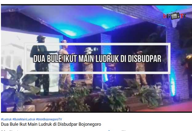 Dua Bule Ikut Main Ludruk di Disbudpar Bojonegoro