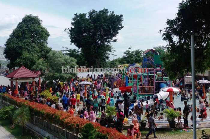 Pengunjung Dander Water Park Membludak