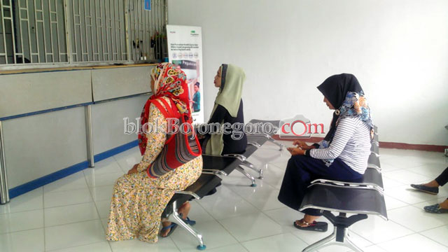 Nasabah Pegadaian Meningkat, Ada yang Gadaikan Sarung