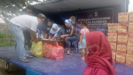Buka Posko, Nasdem Salurkan Bantuan Korban Tsunami