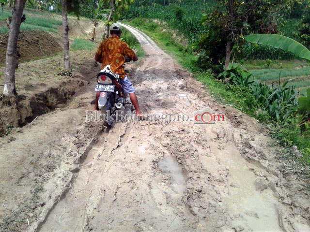 Musim Hujan, Jalan di Deling ini Becek dan Licin