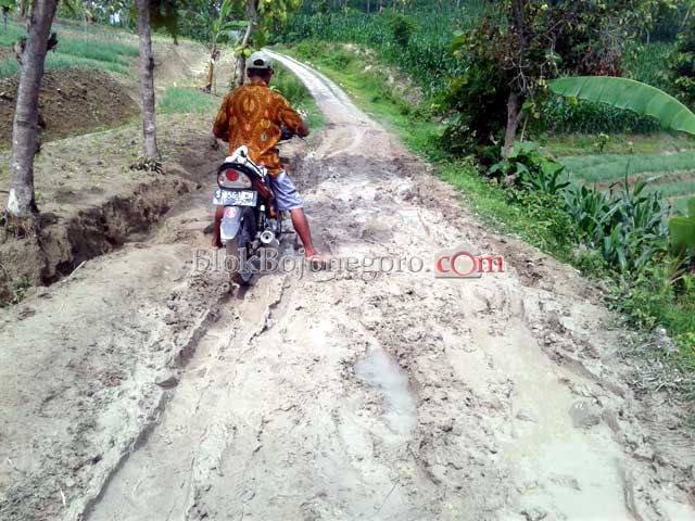 Jalan di Deling Becek dan Licin, ini Penjelasan Kades