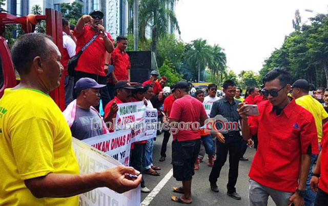 Ada Baju Berlogo Parpol, Ini Kata Bawaslu