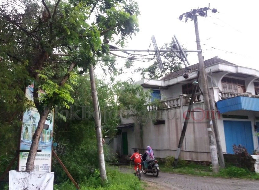 Hujan Campur Angin, Tiang Listrik di Tanjungharjo Patah