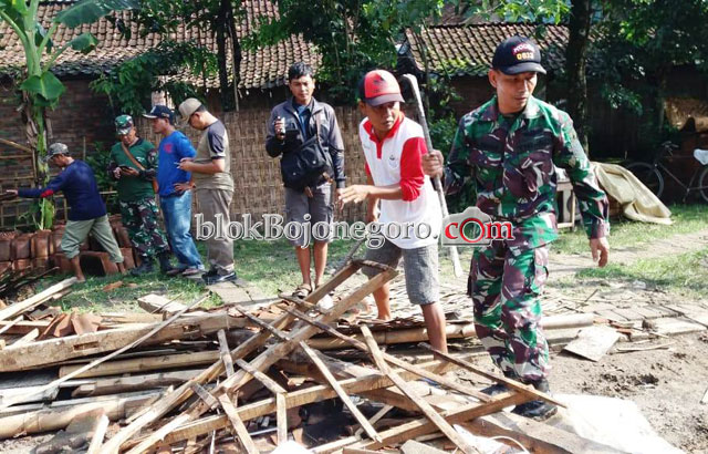 Karya Bakti. Danramil Balen Bersihkan Puing Bangunan