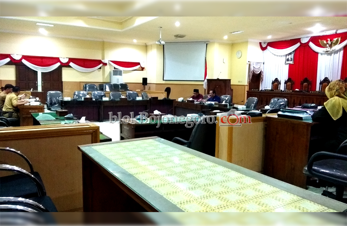 Duh...! Rapat Sinkronisasi 5 Raperda di DPRD Molor