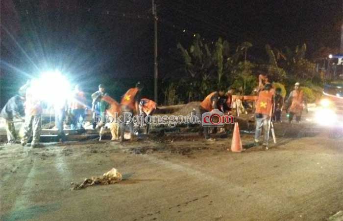 Awas...! Ada Perbaikan Rel di Baureno