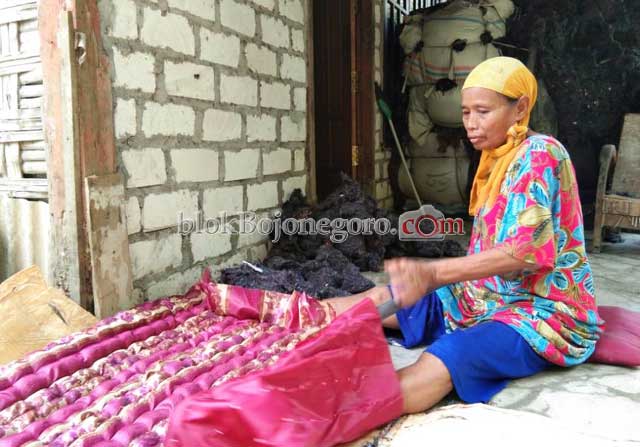 Tekuni Pekerjaan Buruh, Wanita 64 Tahun ini Selesaikan 8 Kasur Sehari