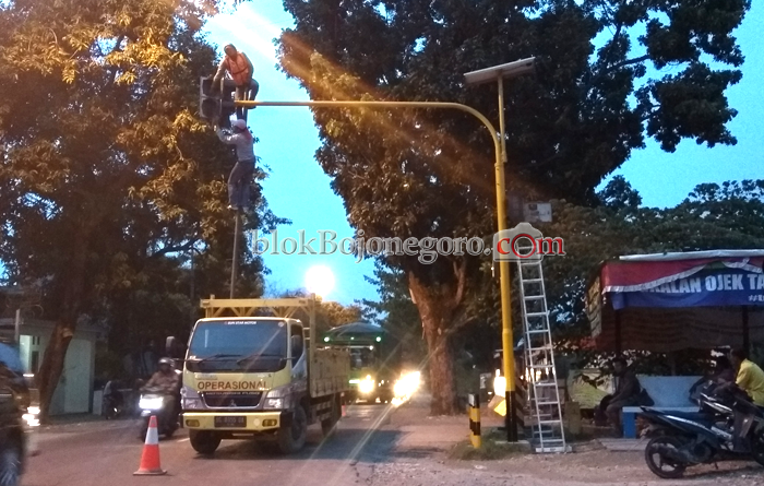 Perbaiki Lampu Lalulintas