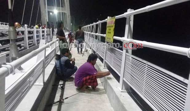 Jembatan Sosrodilogo Jadi Spot Mancing Saat Malam Hari