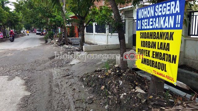 Resah, Warga Pasangi Banner Penuntasan Proyek