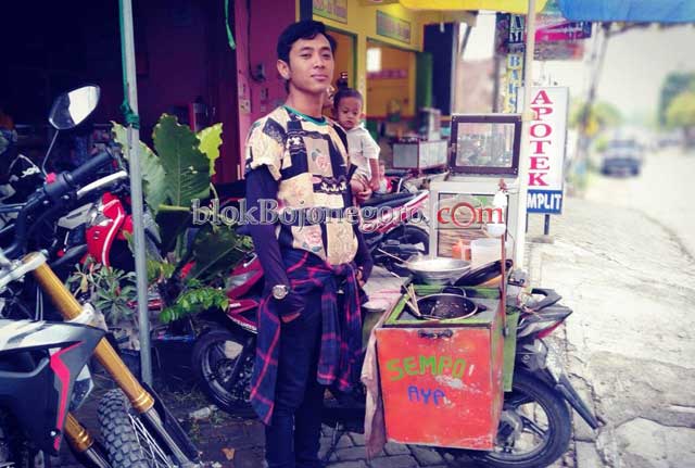 Tampil Menarik, Penjual Sempol Viral di Media Sosial