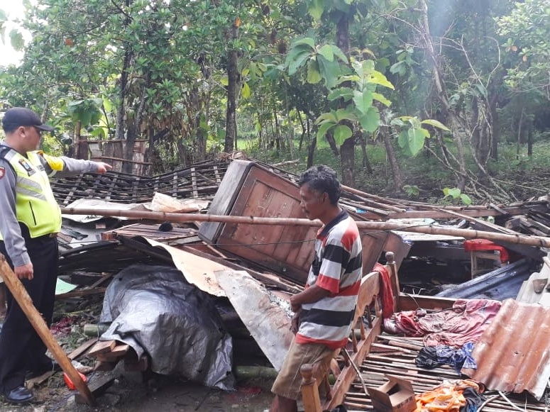 Peristiwa Rumah Roboh Korban Nyaris Tertimpa Atap Rumah