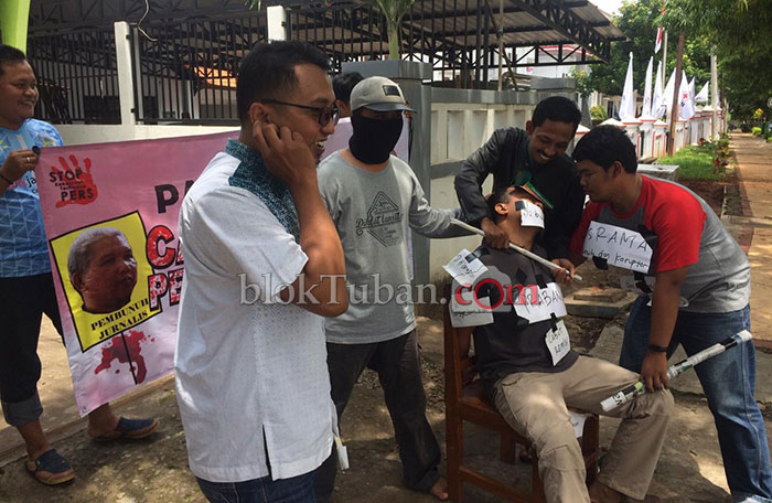 Jokowi Melintas di Tuban, Jurnalis Aksi Teatrikal Pembunuhan Wartawan