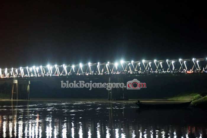 Jembatan Glendeng Penuh Orang dan Kendaraan