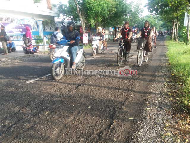 Hati-hati, Jalan Munginsidi Berlubang Bahayakan Pengendara