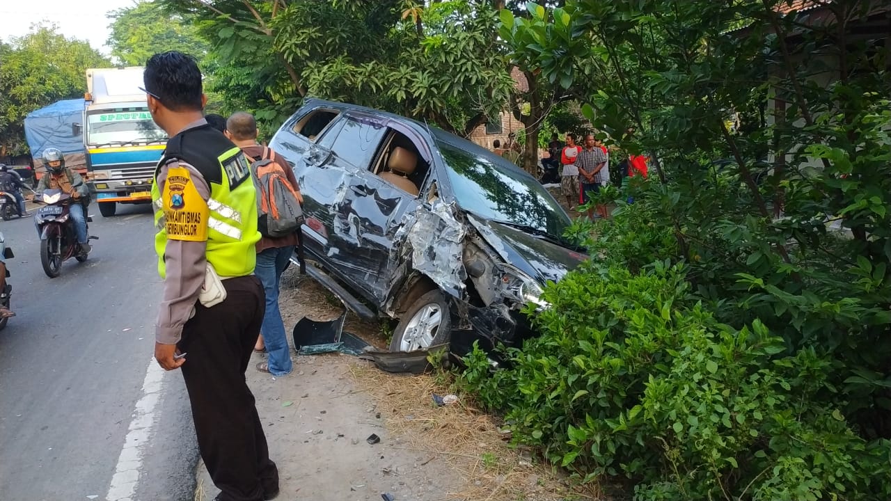 Tabrakan Beruntun, Kijang Innova Ringsek