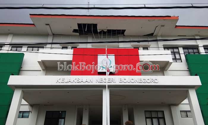 Duh....! Atap Gedung Rp13 M Kejari Bojonegoro Ambrol