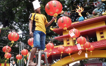 Jelang Imlek, Puluhan Lampion Hiasi Klenteng Bojonegoro