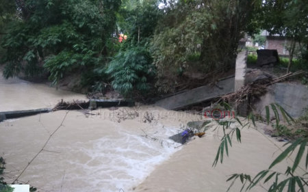 Tak Mampu Menahan Debit Air, Jembatan di Tambakrejo Ambrol