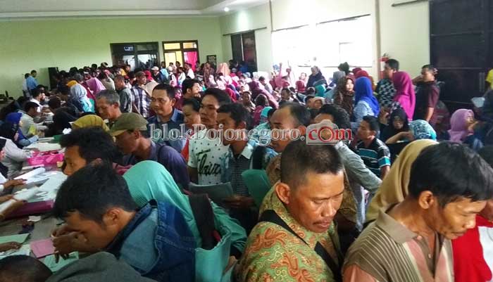 Penuh Sesak Pemohon e-KTP, KIA dan KK