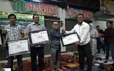 Penyerahan Piagam Penghargaan untuk Stakeholder