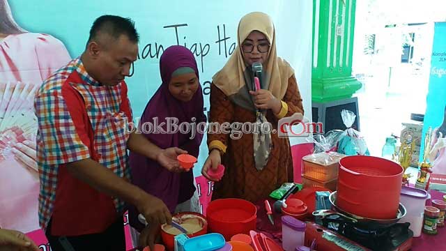 Chef Sarwan Masak Bareng Puluhan Ibu-ibu di Rengel