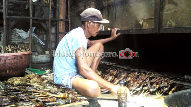 Di Desa Karangdayu, Ada Sentra Pengasapan Ikan