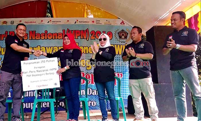 Penyerahan Simbolis Pohon ke Desa