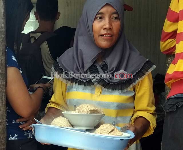 Buka Tiga Jam, 700 Porsi Bakso Terjual