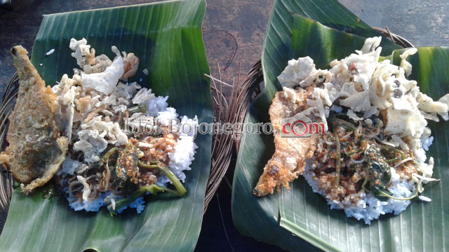 Nikmat, Nasi Pecel Beralaskan Daun Pisang dan Piring Bambu