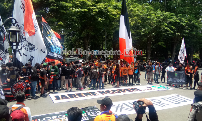 Suporter Tuntut Bupati Beri Solusi untuk Persibo