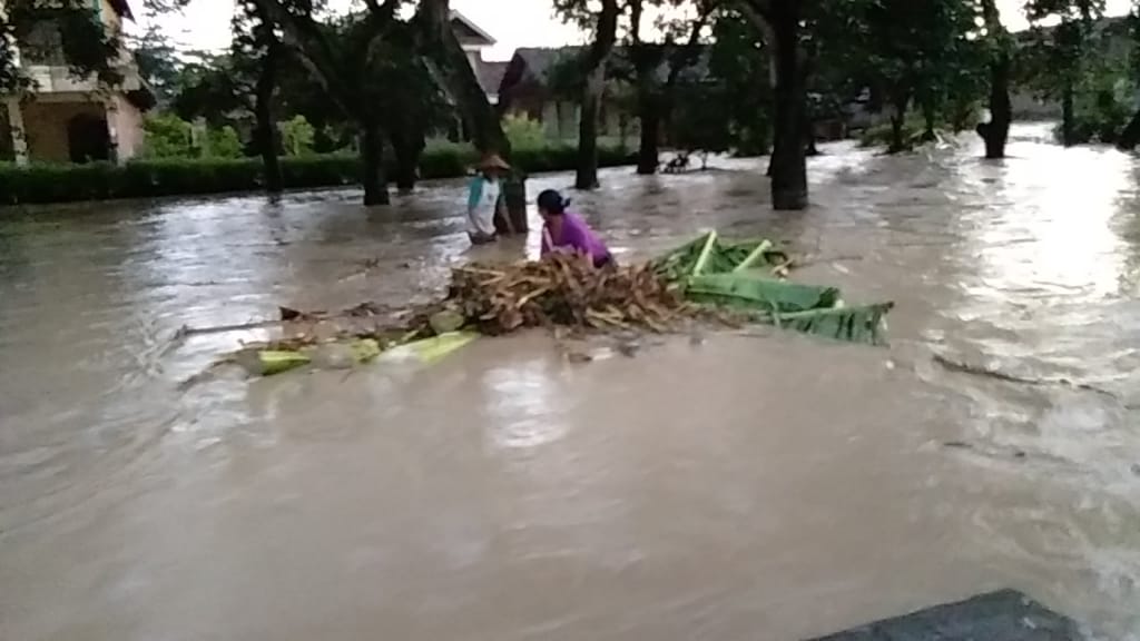 1 Rumah Hanyut Ratusan Terendam Bandang