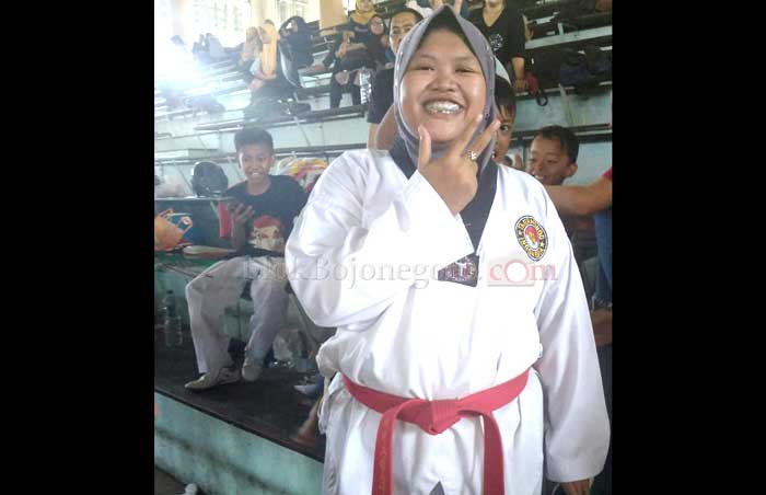 Kuliah Sambil Kerja, Gadis Ini Tetap Berprestasi