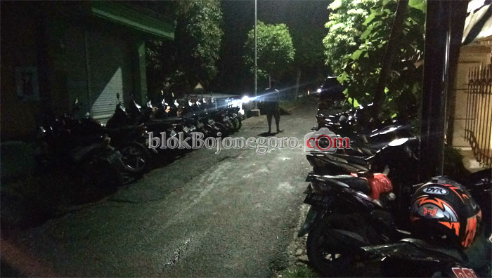 Banjir Mulai Naik, Warga Ledok Wetan Mulai Ungsikan Kendaraan