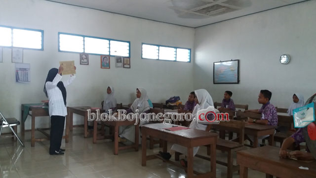 Meski Banjir, Siswa SD di Dander Tetap Masuk Ikuti Try Out dan KBM