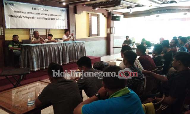 Kembangan Sepakbola, Puluhan Pelatih Terima Lisensi D