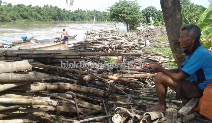 Banjir, Tak Bisa Cari Ikan, Nelayan Cari 'Sarah'
