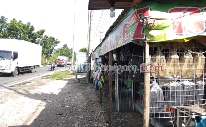 Unik, Lapak Sepatu Ini Buka 24 Jam