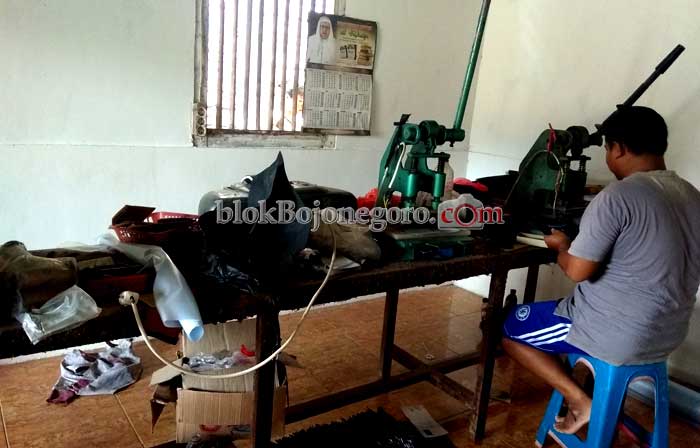Melihat Produksi Dompet Kulit Bojonegoro