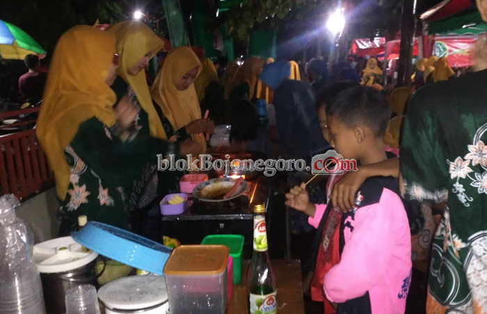 Stand Makanan dan Minuman Laris Manis