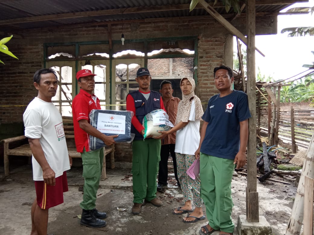 Tanggap Bencana, PMI Serahkan Bantuan Korban Kebakaran