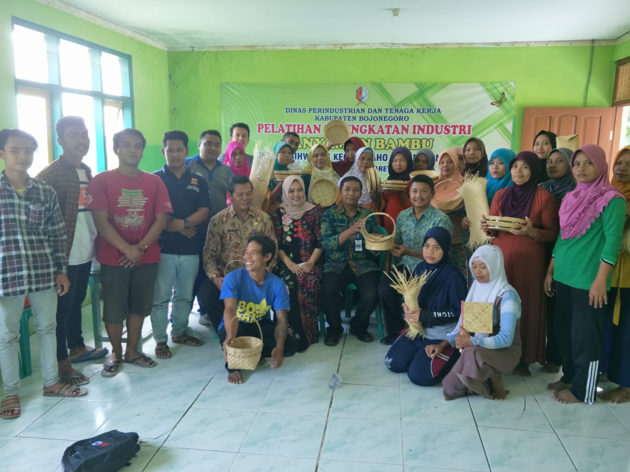 Disperinaker Latih Masyarakat Kreasikan Bambu